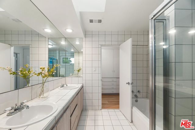 4041 Davana Road, Sherman Oaks CA: https://media.crmls.org/mediaz/362b1c30-1aac-4185-8452-456a13d962ce.jpg