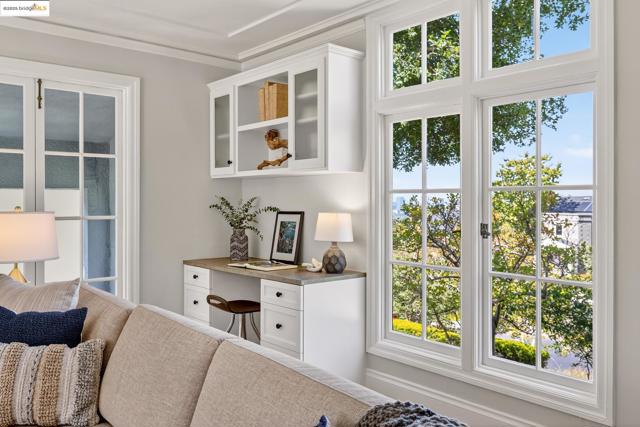 1145 Mandana Blvd, Oakland CA: https://media.crmls.org/mediaz/362ccefe-4bf6-429e-b66b-709a6202504c.jpg
