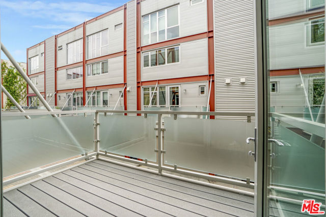 3450 Cahuenga Boulevard, Los Angeles CA: https://media.crmls.org/mediaz/362d09b5-7df7-46de-bef5-4568f0ab2e4d.jpg