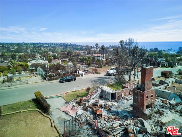 641 Lachman Lane, Pacific Palisades CA: https://media.crmls.org/mediaz/362ea59c-e35c-4bd5-a8e2-0fe495876ff9.jpg