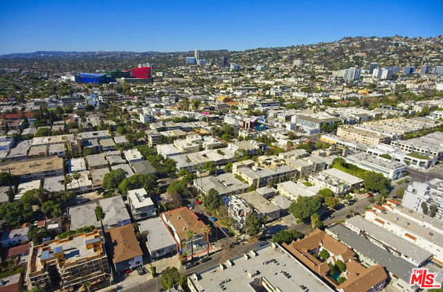 561 N Sweetzer Avenue, West Hollywood CA: https://media.crmls.org/mediaz/362ed672-0ebd-417a-b9cf-a9e32a70a657.jpg