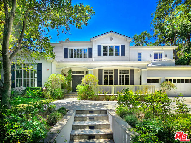 3815 Valley Meadow Road, Encino CA: https://media.crmls.org/mediaz/3630e873-0b15-4721-b701-d03e6e753f19.jpg