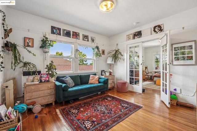 747 St, Oakland CA: https://media.crmls.org/mediaz/3631b02e-a7a4-4613-945f-d6e61119e516.jpg