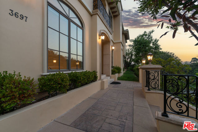 3697 Benedict Canyon Lane, Sherman Oaks CA: https://media.crmls.org/mediaz/3631e15b-3a7f-414d-a045-d0974add3260.jpg