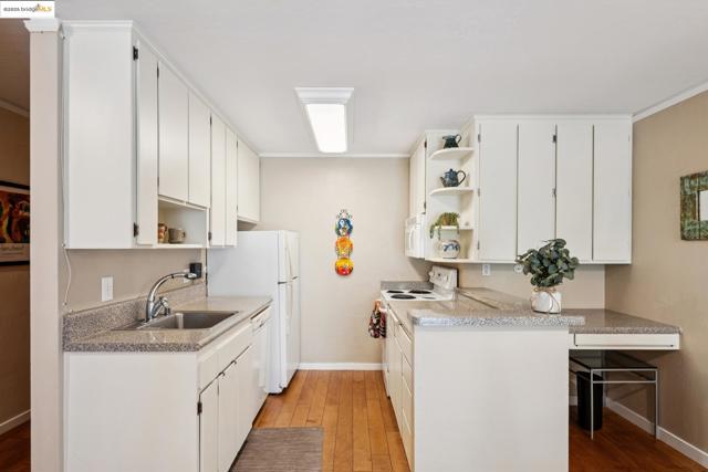 250 Whitmore St, Oakland CA: https://media.crmls.org/mediaz/36347d1d-ef5c-4fc2-b26f-82ed0defff7e.jpg