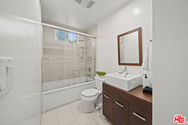 16755 Encino Hills Drive, Encino CA: https://media.crmls.org/mediaz/3634d981-ded0-47ab-bb20-4e9ae7b25031.jpg