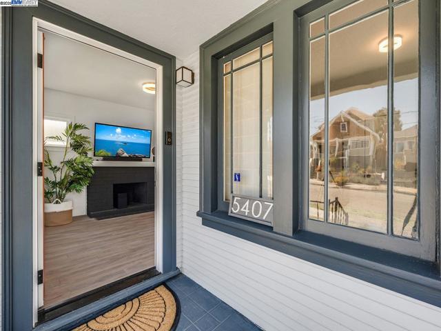 5407 Roberts Ave, Oakland CA: https://media.crmls.org/mediaz/3634e9dc-812a-4c48-977b-9f632f1ec03a.jpg
