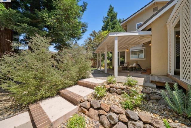 7467 Sundrop Ct, Pleasanton CA: https://media.crmls.org/mediaz/36351b44-e172-456a-a527-d4922b16d30c.jpg
