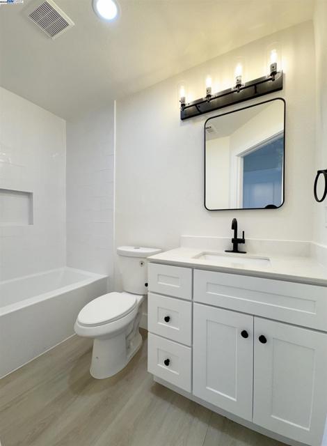 3251 Hyde St, Oakland CA: https://media.crmls.org/mediaz/3635daab-8230-43d3-806d-b3187ae6cfef.jpg