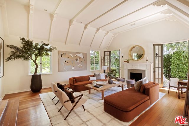 143 S Muirfield Road, Los Angeles CA: https://media.crmls.org/mediaz/36361fcf-ed8d-4403-81e5-3e890e3353fd.jpg