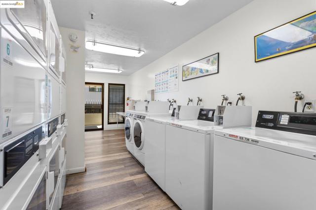 1830 Lakeshore Ave, Oakland CA: https://media.crmls.org/mediaz/363684e7-35e1-48ab-83a4-4a2b31cff091.jpg