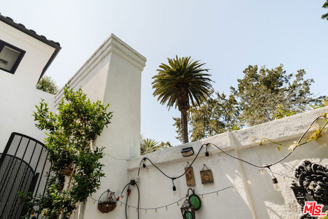 609 21st Place, Santa Monica CA: https://media.crmls.org/mediaz/3636b3ec-e3c0-4f6a-8552-bf96b899d5b5.jpg
