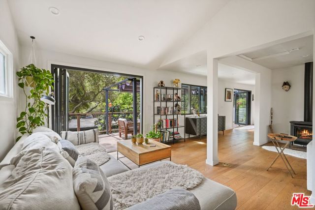19817 Montau Drive, Topanga CA: https://media.crmls.org/mediaz/3636b5ed-09d9-455d-b773-6e76f40cd144.jpg