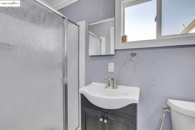 2419 Linden St, Oakland CA: https://media.crmls.org/mediaz/3637ea15-1696-4ad6-82a7-53fd83356294.jpg