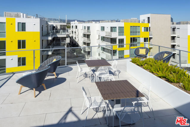 2929 pennsylvania Avenue, Santa Monica CA: https://media.crmls.org/mediaz/3638f5d1-9049-45a2-a355-68edc0d97232.jpg