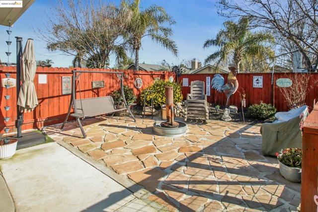 3050 Browning Ct, Brentwood CA: https://media.crmls.org/mediaz/36391714-f2b0-4008-9c6c-106557dbc3d5.jpg