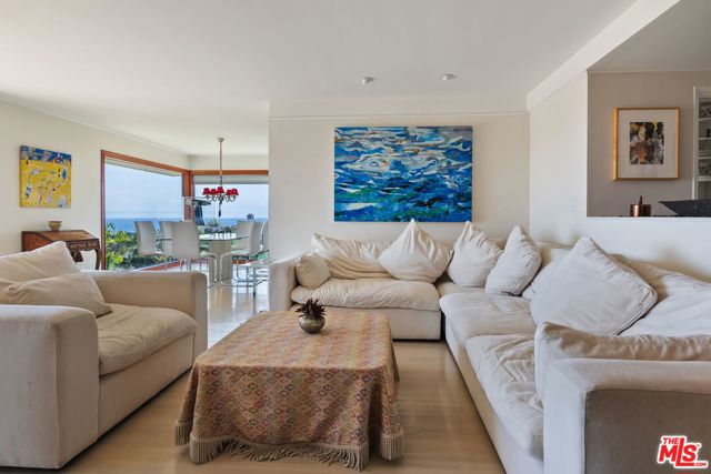 1166 LAS PULGAS Place, Pacific Palisades CA: https://media.crmls.org/mediaz/363b20be-5171-41f4-a344-d327f57a3339.jpg