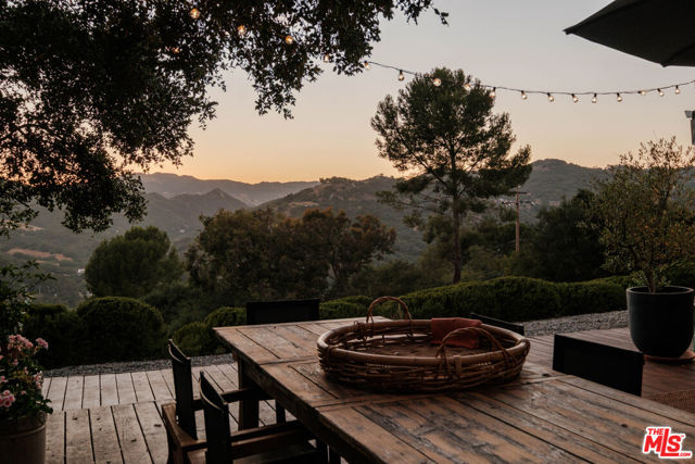 1 Colina Drive, Topanga CA: https://media.crmls.org/mediaz/363b9f9b-42eb-4391-a91d-909ab3f51cd2.jpg
