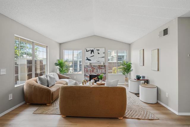 Detail Gallery Image 3 of 21 For 231 Riverview Way, Oceanside,  CA 92057 - 3 Beds | 2 Baths