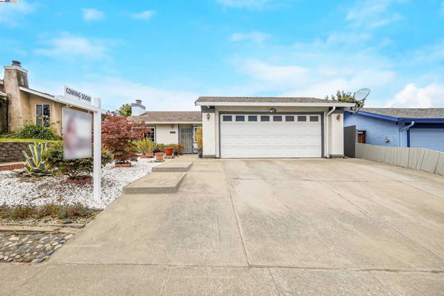 22633 Mossy Rock Drive, Hayward CA: https://media.crmls.org/mediaz/363c5984-3040-4c46-a528-f7016d057567.jpg
