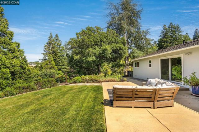 3402 Goyak Dr, Lafayette CA: https://media.crmls.org/mediaz/363c6156-109a-4daa-801b-e675f8a5e764.jpg