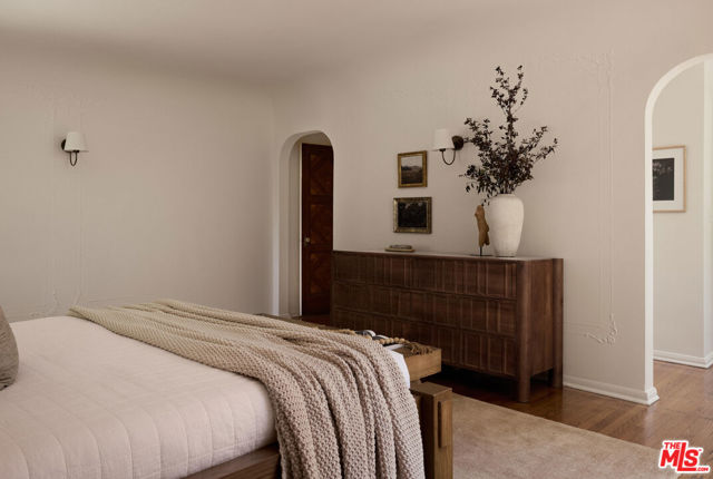 6401 San Vicente Boulevard, Los Angeles CA: https://media.crmls.org/mediaz/363d0baf-f042-43fc-a01a-fb0c0d3deaee.jpg