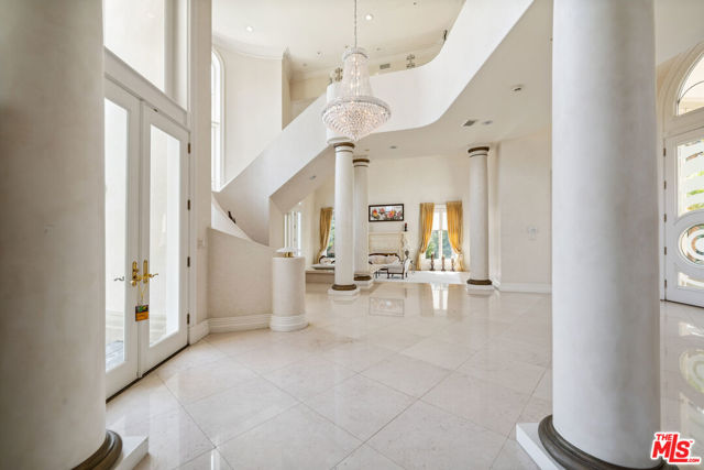 3303 Clerendon Road, Beverly Hills CA: https://media.crmls.org/mediaz/363e0642-f0bd-47f2-8746-243a7d0b2d4f.jpg