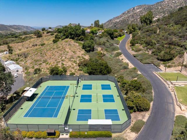 8975 Lawrence Welk Dr, Escondido CA: https://media.crmls.org/mediaz/363eee43-593e-4b14-b126-54c1641786b4.jpg