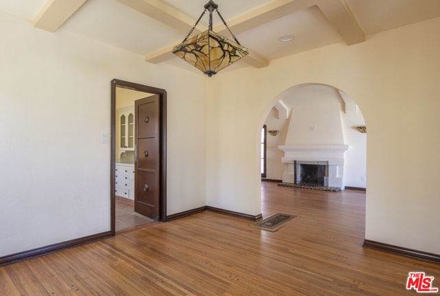 3220 W 78th Place, Los Angeles CA: https://media.crmls.org/mediaz/363f06ef-7c13-4e21-89a0-0a2fdfa76cc6.jpg