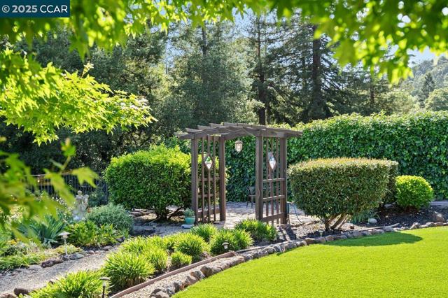 23 Lost Valley Dr, Orinda CA: https://media.crmls.org/mediaz/3640208d-d32f-4fa5-9fc6-0814cc6e490c.jpg