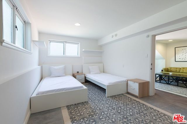 905 Hartford Drive, Beverly Hills CA: https://media.crmls.org/mediaz/3640d547-fe02-4d12-98c5-24a3cec3f0cd.jpg