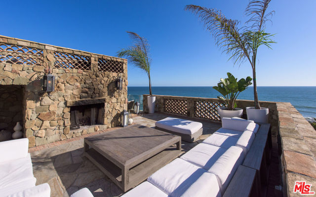 32852 Pacific Coast Highway, Malibu CA: https://media.crmls.org/mediaz/36429633-3f3a-4e70-8c0c-e65c2d6d40f3.jpg