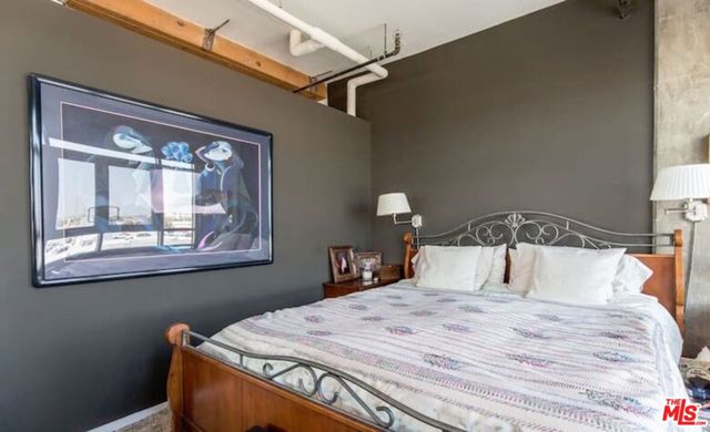 530 S Hewitt Street, Los Angeles CA: https://media.crmls.org/mediaz/36433585-6649-406f-b6e5-a93f1e88de3e.jpg