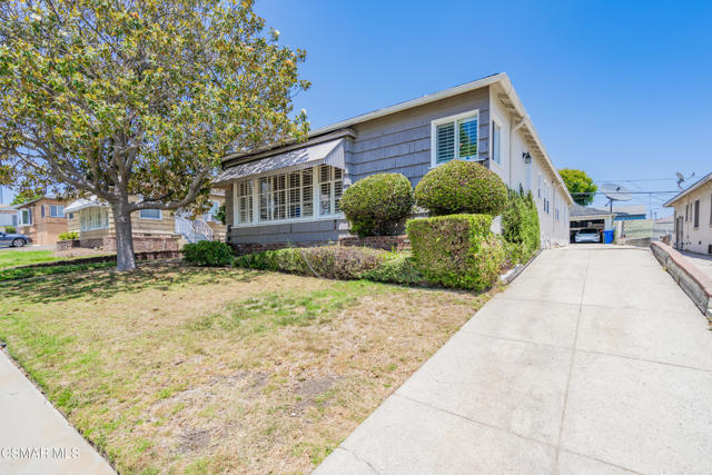 5924 Fairfax Avenue, Los Angeles CA: https://media.crmls.org/mediaz/3643601c-73ae-4579-87f3-edd921e06d9c.jpg