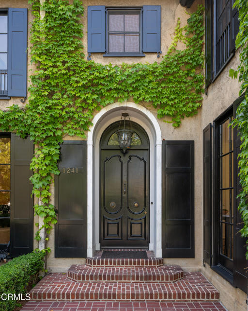1241 S Oak Knoll Avenue, Pasadena CA: https://media.crmls.org/mediaz/3644a47b-dbc5-4948-8c22-2cf457f4f0af.jpg