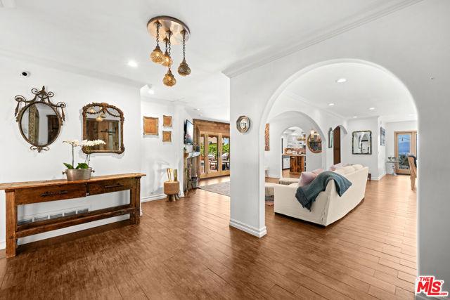 16582 Calneva Drive, Encino CA: https://media.crmls.org/mediaz/3646be07-c79b-4f28-a5f8-992aeba7f11b.jpg