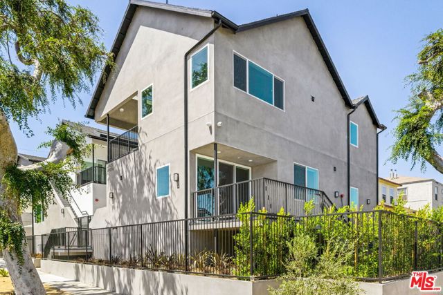 4905 1/2 W St. Elmo Drive, Los Angeles CA: https://media.crmls.org/mediaz/364702f3-304c-45e5-81cd-fd51676bbf91.jpg
