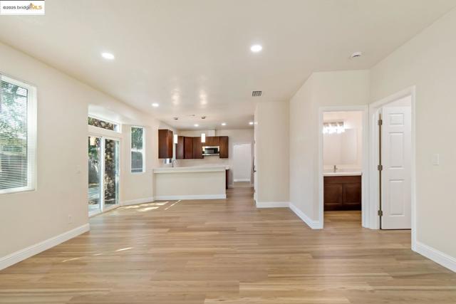 521 Freemark LN, Oakley CA: https://media.crmls.org/mediaz/36472742-dfe4-451e-b8ed-c99213184a42.jpg