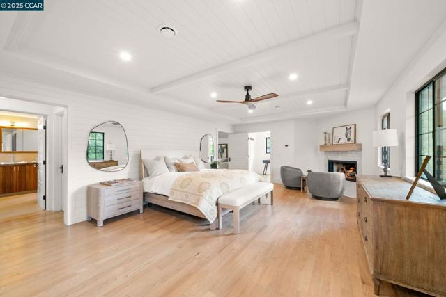 125 Sleepy Hollow Ln, Orinda CA: https://media.crmls.org/mediaz/364757a5-6342-4e5d-a086-cca7991b9b4e.jpg