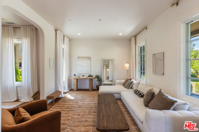 2052 Shadow Creek Drive, Agoura Hills CA: https://media.crmls.org/mediaz/36475b07-af0c-4ff6-b911-091789ae7fa6.jpg