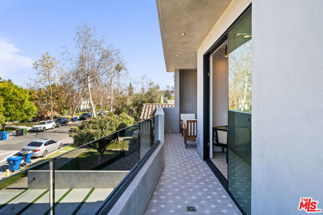 6660 Maryland Drive, Los Angeles CA: https://media.crmls.org/mediaz/36485c0f-850d-405e-b316-4ce939c5cb17.jpg