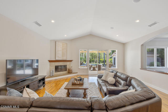 758 Camino Dos Rios, Thousand Oaks CA: https://media.crmls.org/mediaz/36490064-a30d-4765-8c19-681b1e9f8d3f.jpg