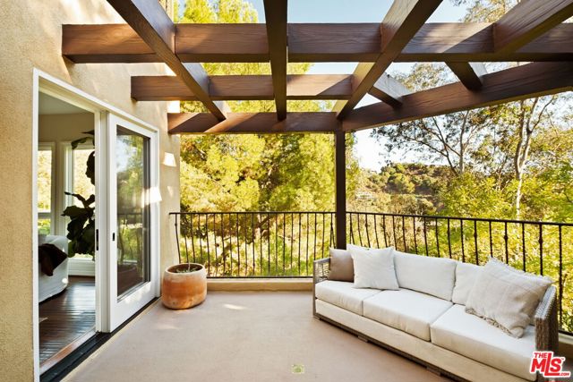 2505 Bowmont Drive, Beverly Hills CA: https://media.crmls.org/mediaz/364aa529-0288-40fc-bb64-61840a51c106.jpg