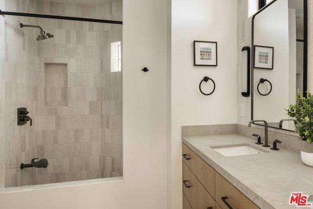 734 Esplanade, Redondo Beach, California 90277, 2 Bedrooms Bedrooms, ,2 BathroomsBathrooms,Residential,For Sale,Esplanade,25559139