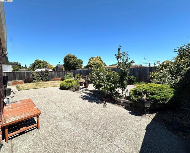 334 Oxford Street, Hayward CA: https://media.crmls.org/mediaz/364cf1a9-5c8f-4664-98f1-d8428e238533.jpg