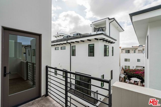 1729 S Barrington Avenue, Los Angeles CA: https://media.crmls.org/mediaz/364d2b2c-1fd4-461c-95c8-b663631b5952.jpg