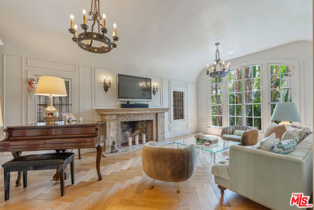 809 S Muirfield Road, Los Angeles CA: https://media.crmls.org/mediaz/364ec3d4-1c9c-4c60-9be4-d330d427bd70.jpg