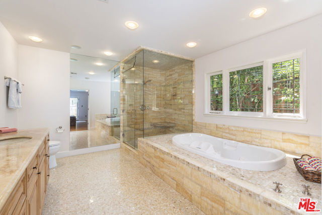 4981 Noeline Avenue, Encino CA: https://media.crmls.org/mediaz/365135c6-8101-44bd-a5d3-635fb40ac3b4.jpg