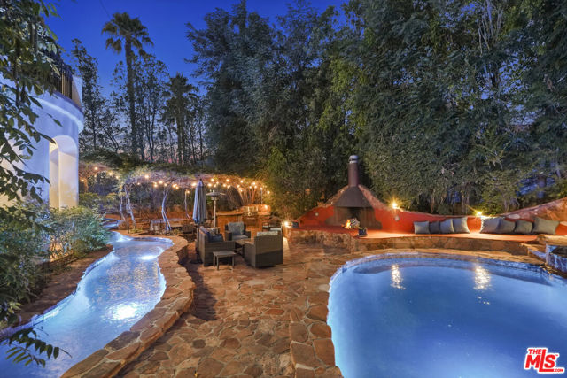 18414 Corazon Circle, Tarzana CA: https://media.crmls.org/mediaz/3651f0bf-1440-4a81-bbf4-3a66a42b4343.jpg