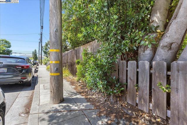 310 Spruce St, Alameda CA: https://media.crmls.org/mediaz/36523074-7d11-4cd0-93cc-1eb2c7b07ede.jpg